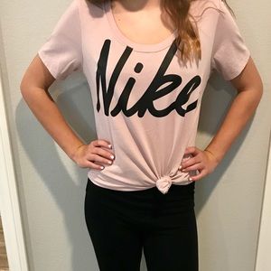 ⚠️NIKE⚠️ woman’s tee. GREAT condition💗barely worn